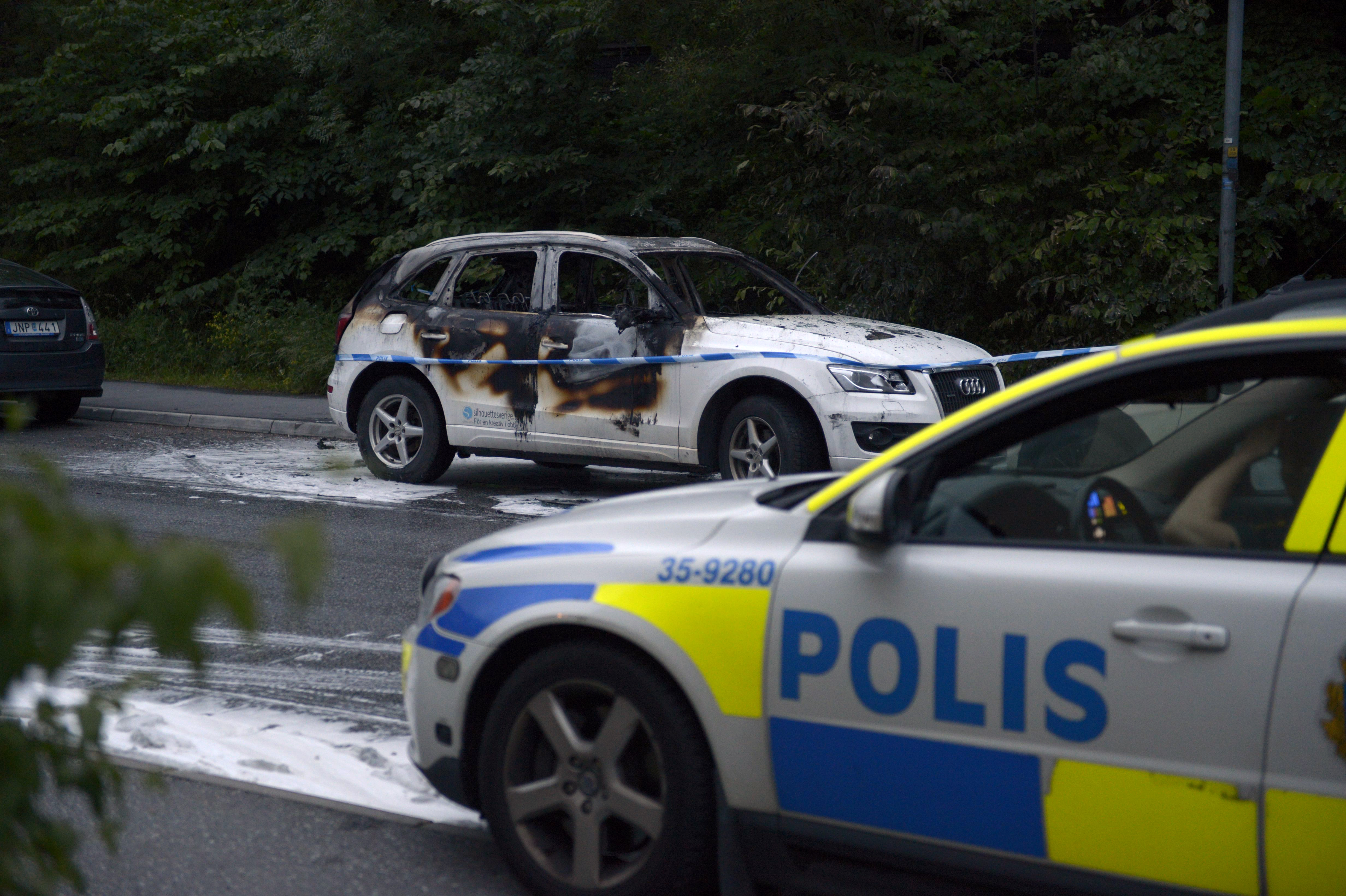 En av de utbrända bilarna hittades i Helenelund, Sollentuna på måndagskvällen...