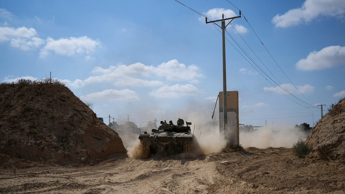 Israelisk stridsvagn nära Gazaremsan i södra Israel, på en bild från den 11 april.