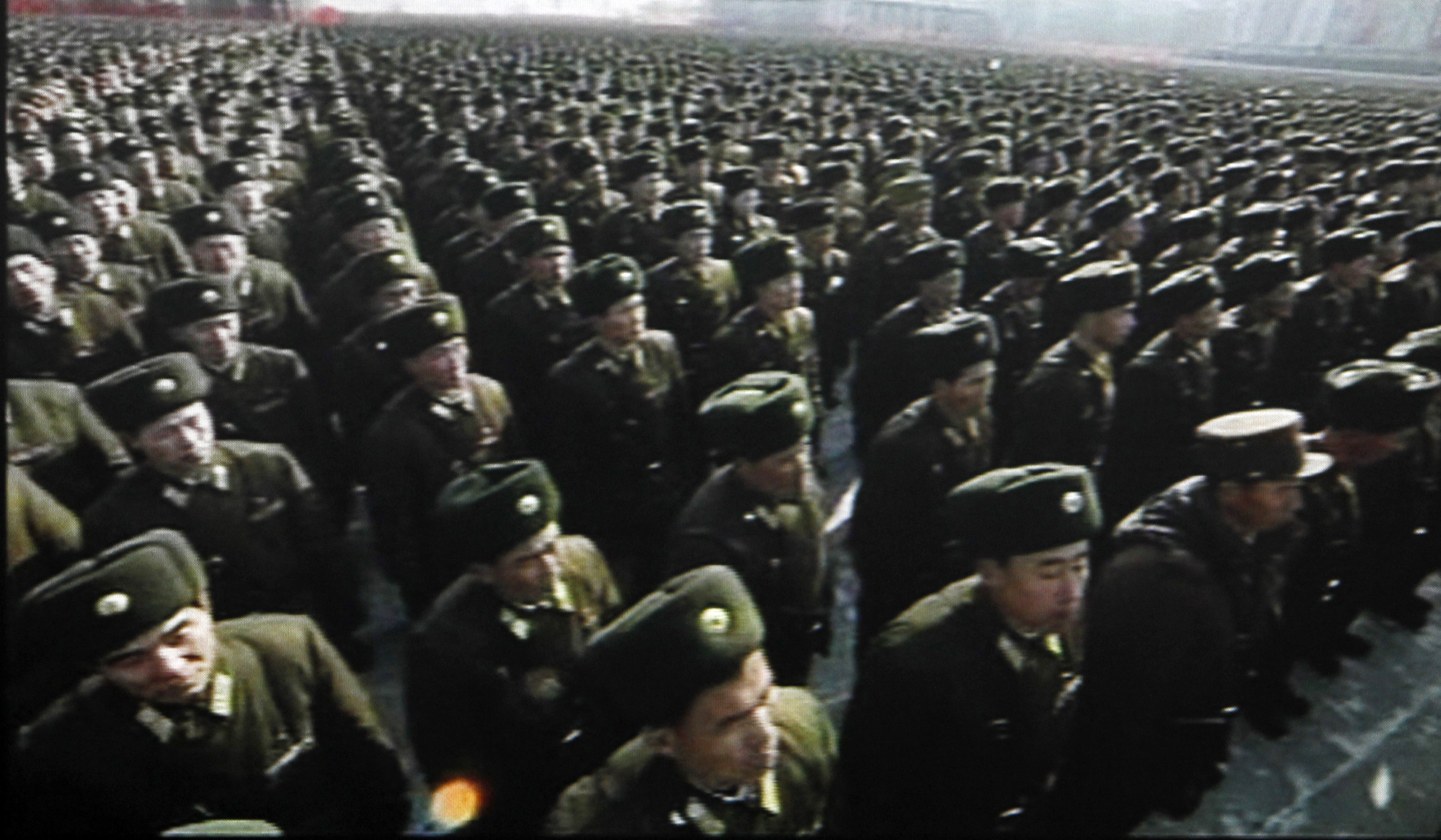 Hundratusentals människor samlades i huvudstaden Pyongyang för att hedra Kim Jong-Il och hylla Kim Jong-Un.