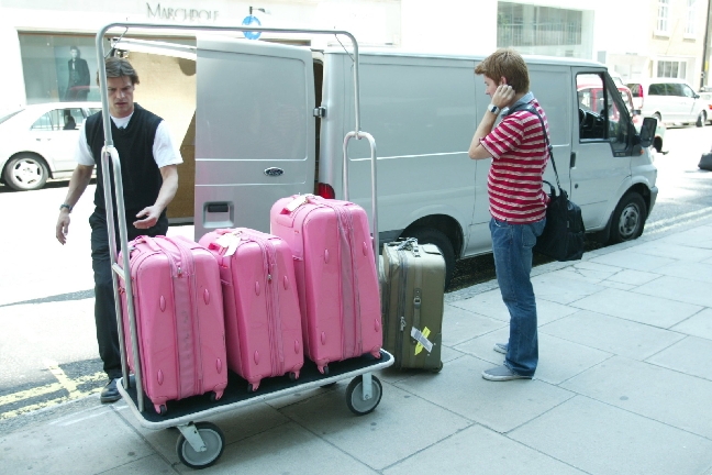Paris Hilton reser med mycket bagage...