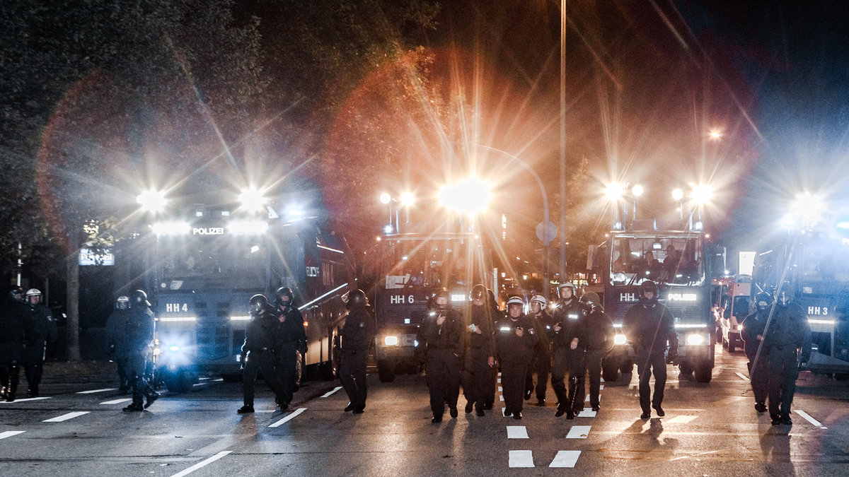 Polis mobiliserar för att möta demonstranter på Berlins gator. 