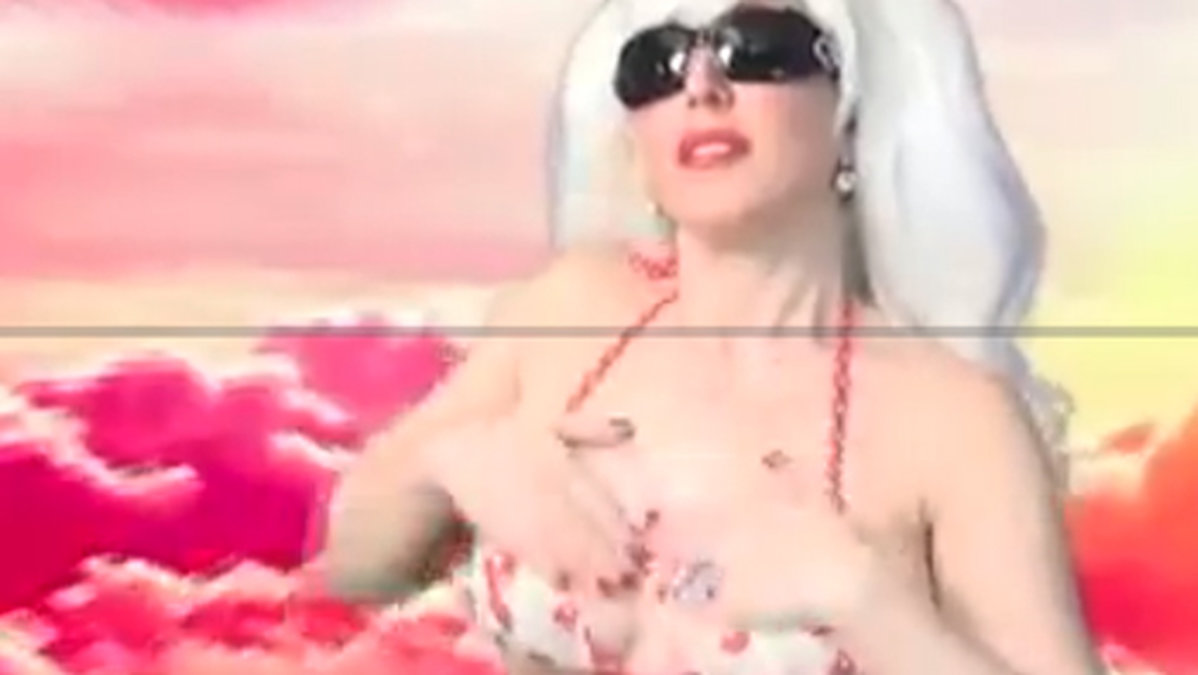 Screenshot från Tanning Moms musikvideo. 