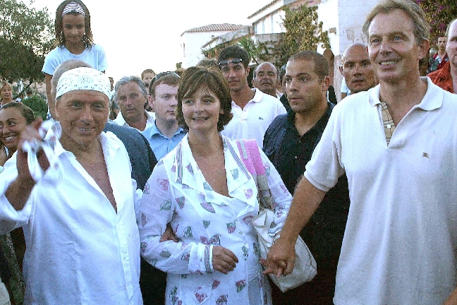 Silvio är heller inte sen att bjuda in andra potentater. Här är han med Englands dåvarande premiärminister Tony Blair, som dagen till ära tog med sin fru, Cherie. Silvio är heller inte sen att bjuda in andra potentater. Här är han med Englands dåvarande premiärminister Tony Blair, som dagen till ära tog med sin fru, Cherie.
