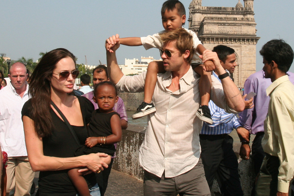 Angelina Jolie med hela regnbågsfamiljen i Indien. 