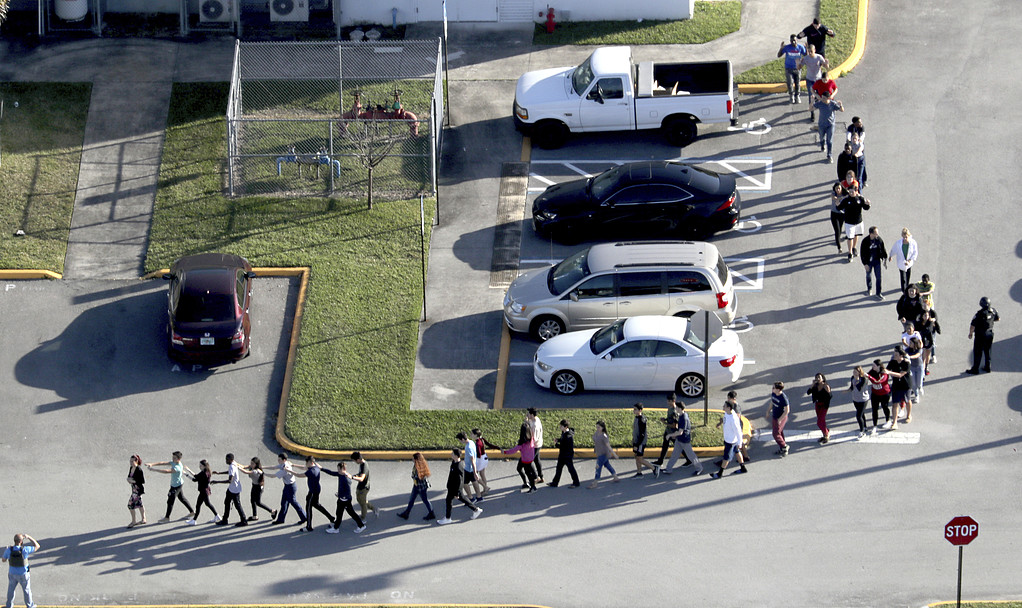 Elever efter skolskjutningen i Florida Elever efter skolskjutningen i Florida
