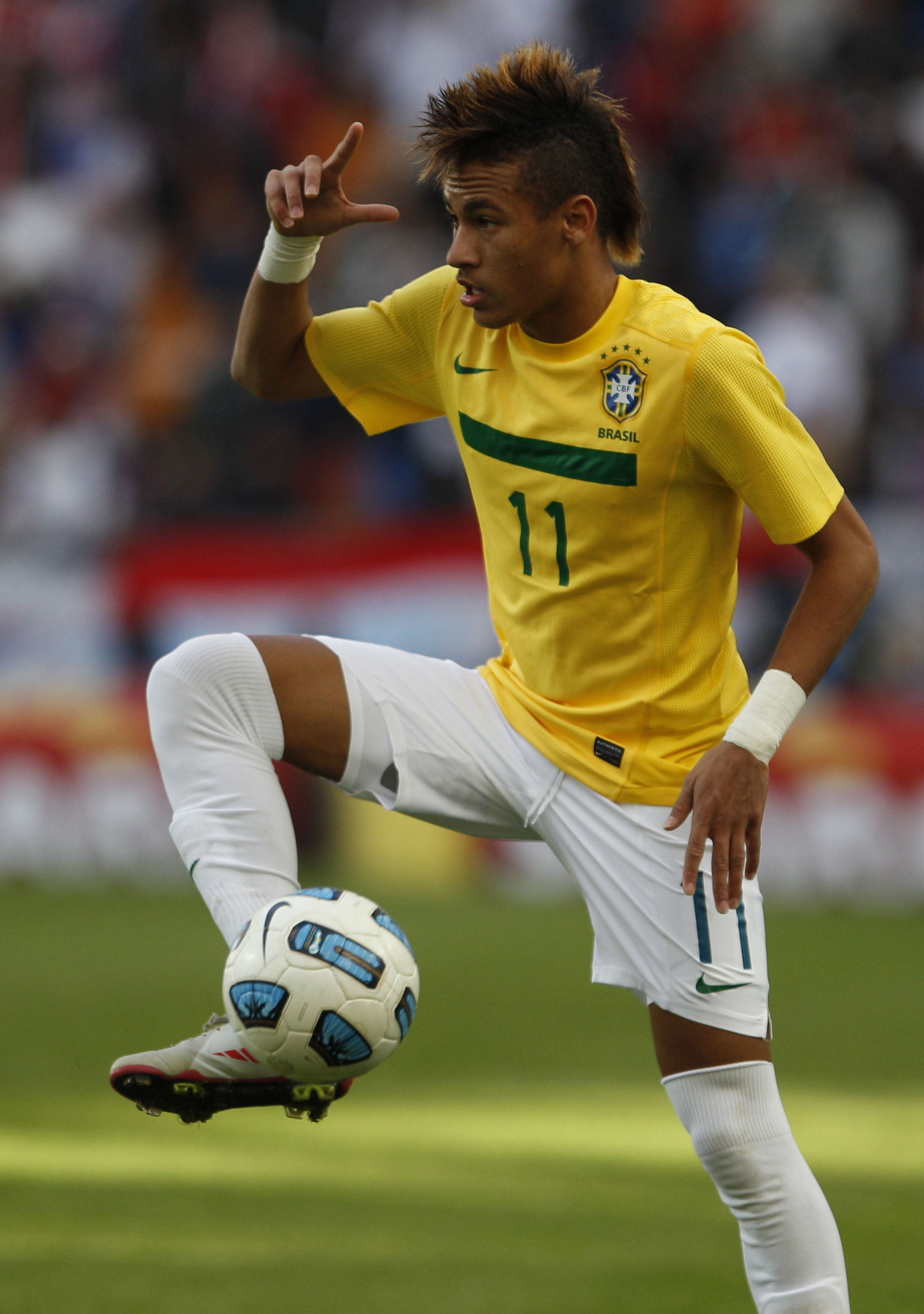 Det brasilianska folket undrar två saker: kommer Neymar att leverara? och hur kommer gräsmattorna att se ut?