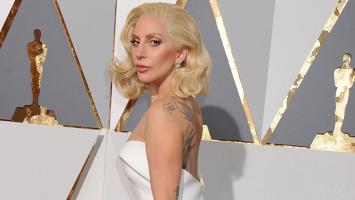 Lady Gaga var en av kvällens bäst klädda i den här vita byxdressen från Brandon Maxwell. 