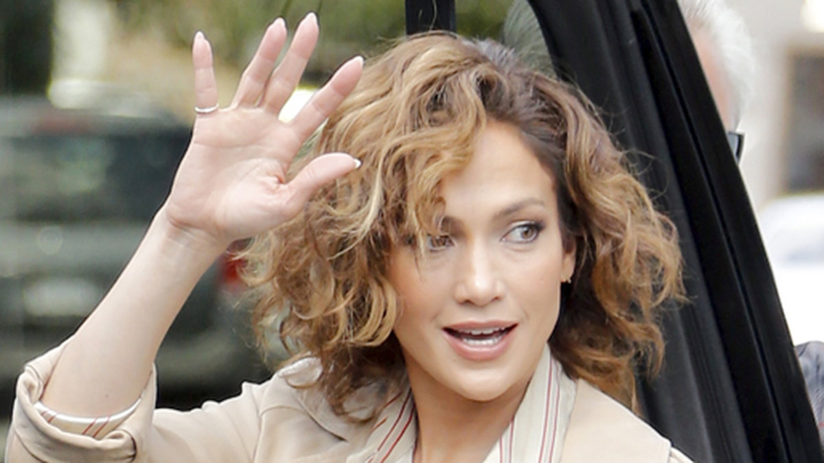 Jennifer Lopez vinkar till sina fans. 