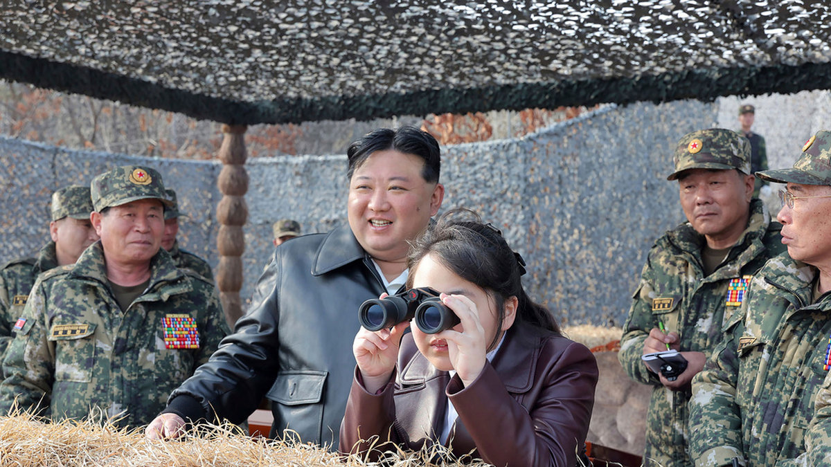 Nordkoreas diktator Kim Jong-Un tillsammans med sin dotter inspekterar helgens militärövning.