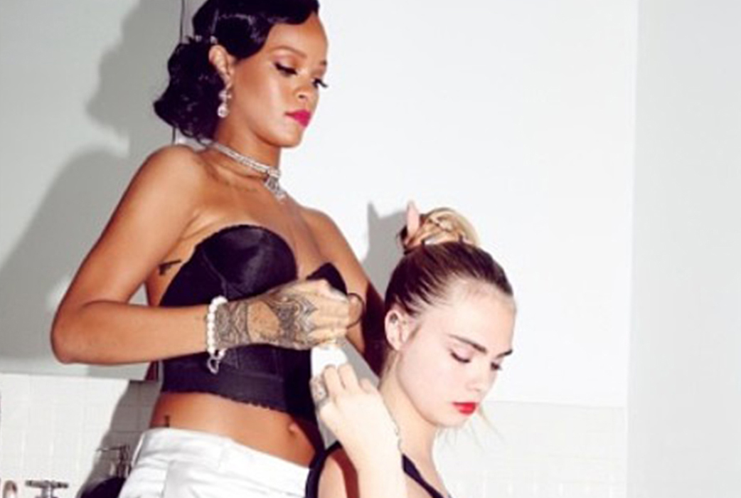 Bästa väninnan Rihanna fixar modellens hår på en nyårsfest. Bästa väninnan Rihanna fixar modellens hår på en nyårsfest.