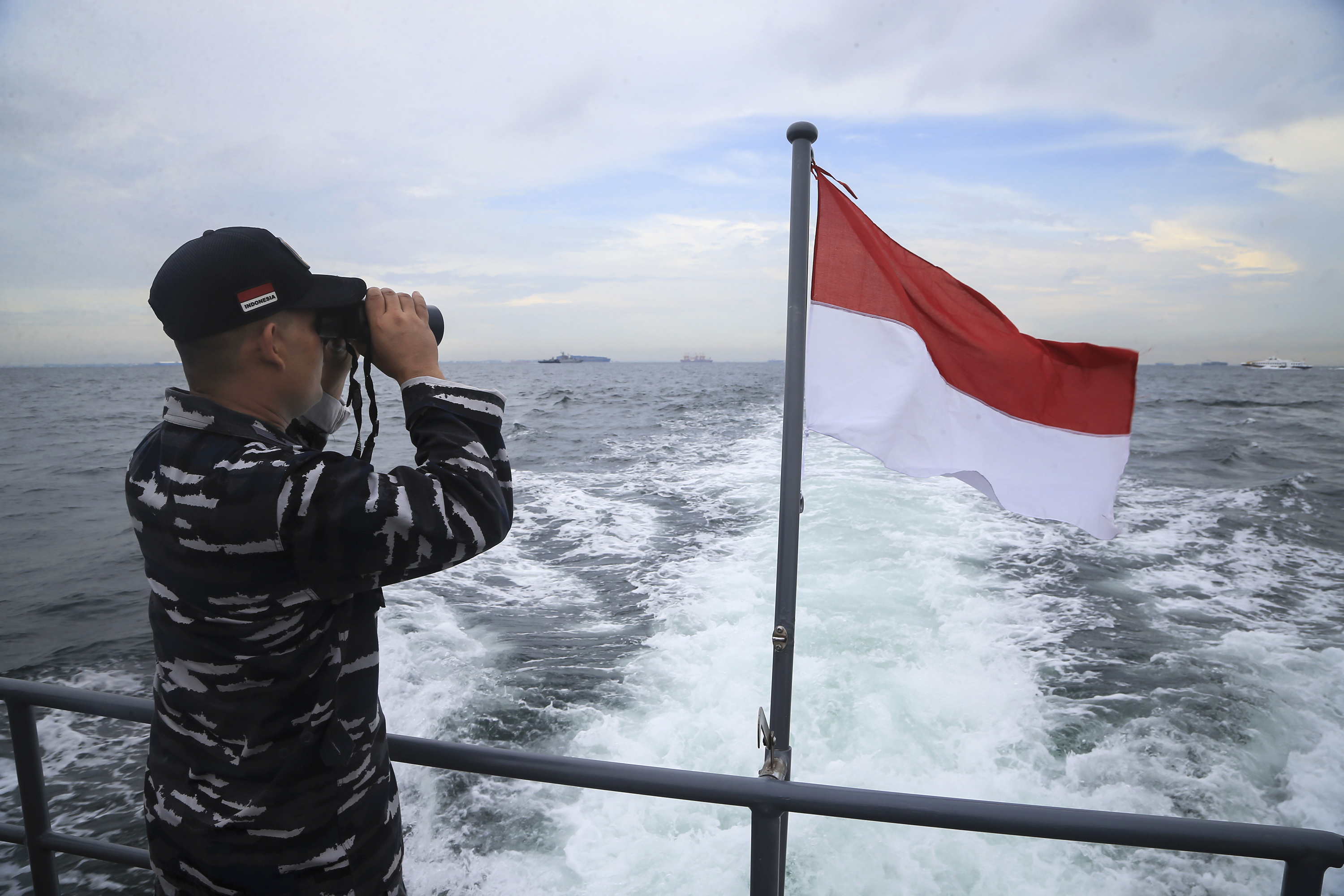 Flottan i Indonesien söker efter den försvunna ubåten utanför Balis kust.
