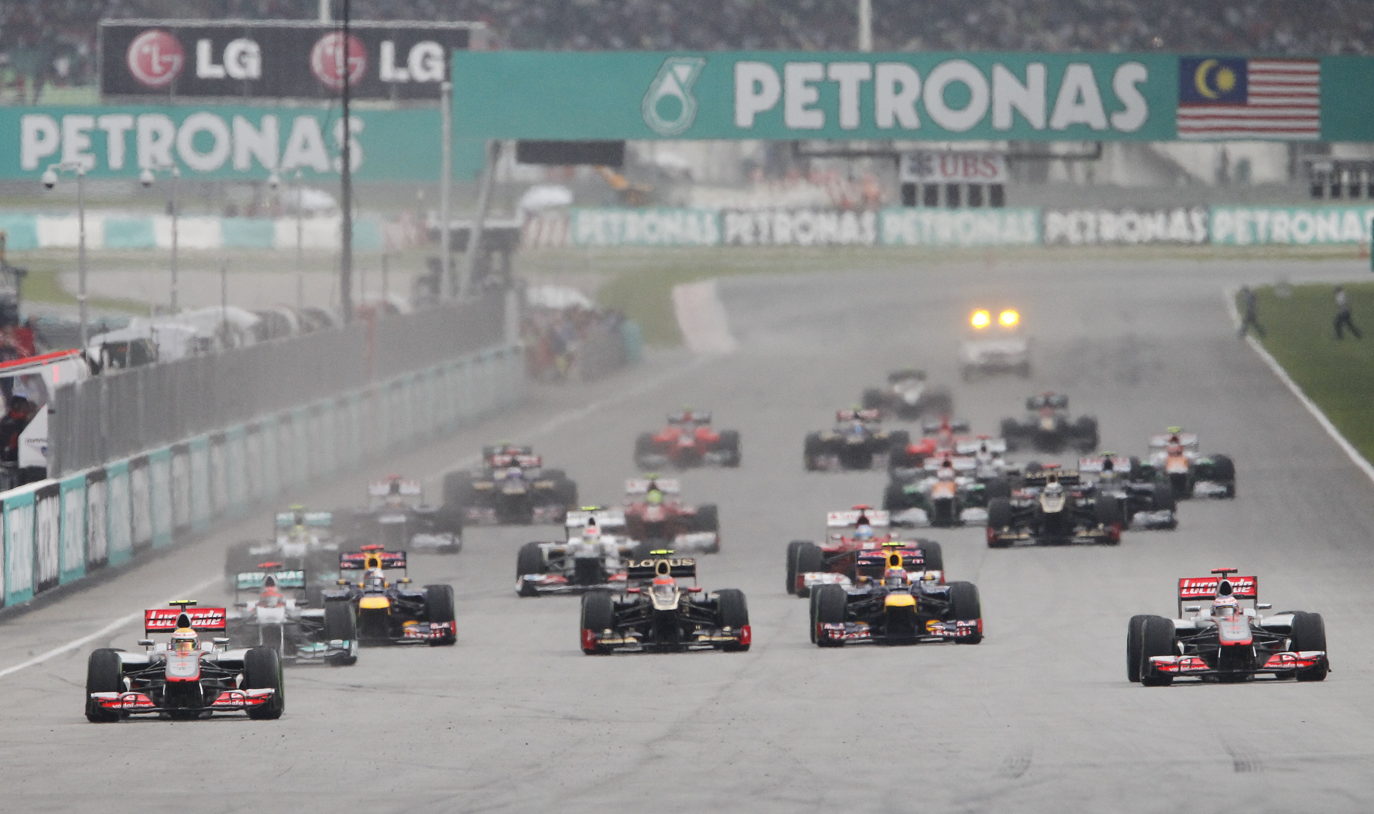 Söndagens F1-lopp i Malaysia inleddes i regn och McLaren kopplade snabbt ett grepp om tävlingen. Söndagens F1-lopp i Malaysia inleddes i regn och McLaren kopplade snabbt ett grepp om tävlingen.