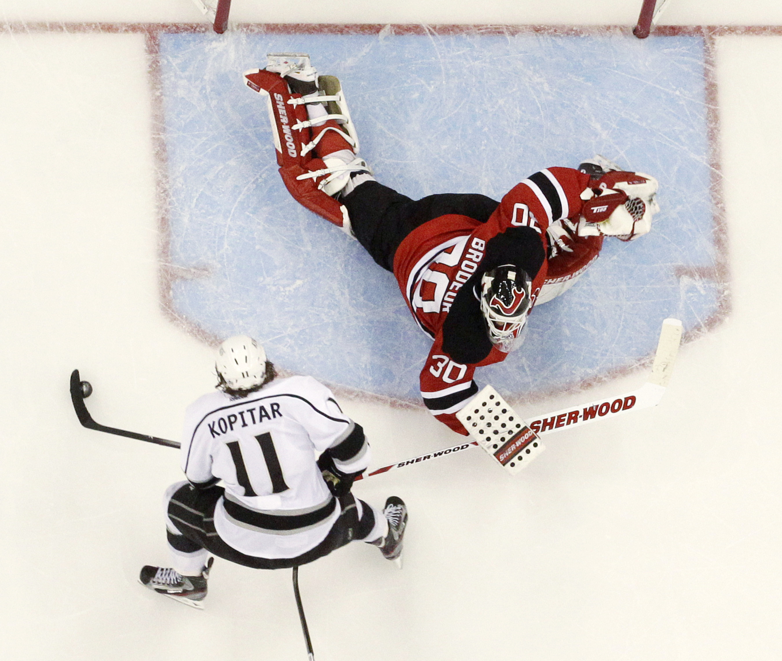 SSK-bekante Anze Kopitar lade in 2-1 bakom New Jerseys Martin Brodeur i förlängningen. SSK-bekante Anze Kopitar lade in 2-1 bakom New Jerseys Martin Brodeur i förlängningen.