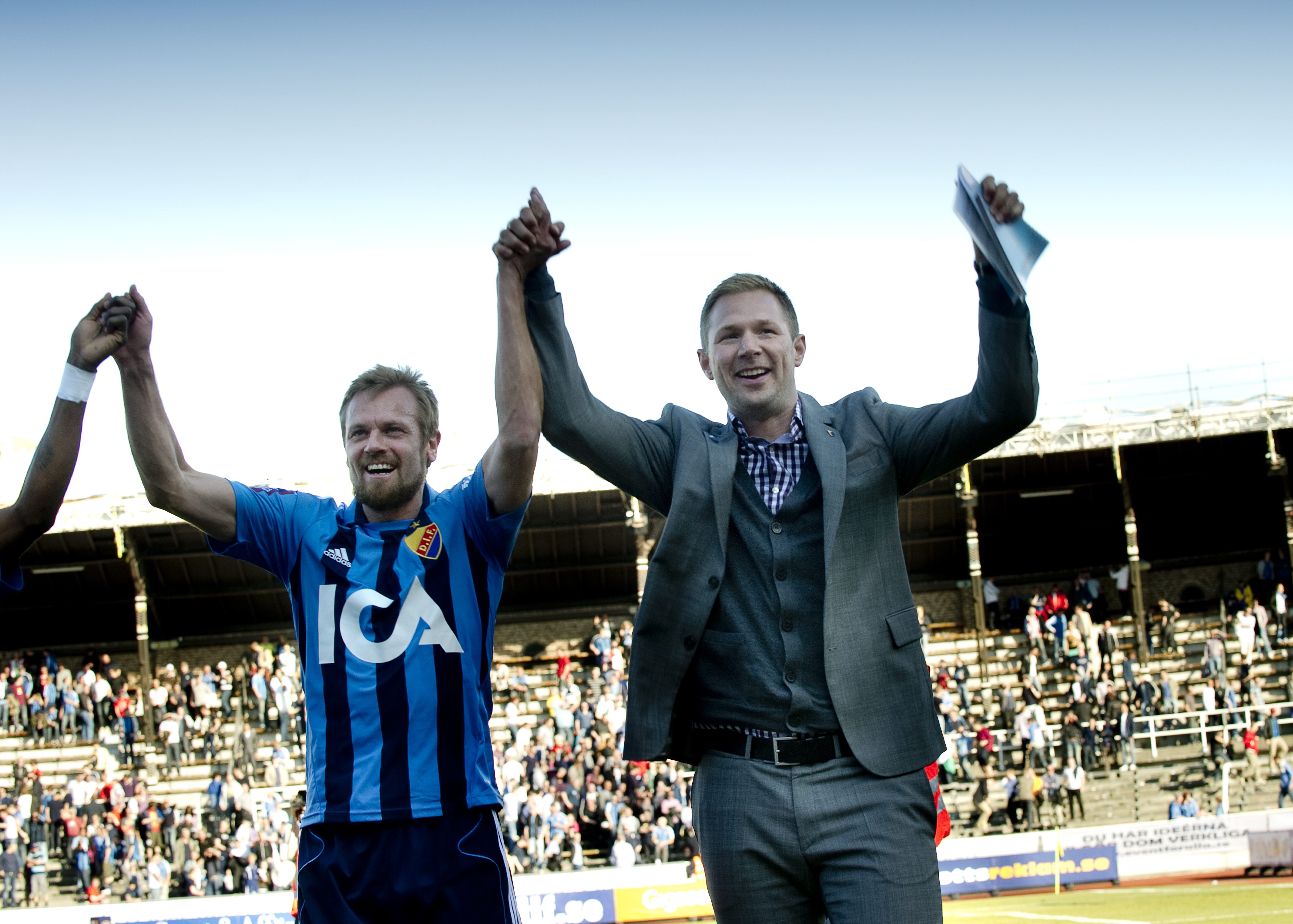 Får Mattias Jonson och Magnus Pehrsson fira med de tillresta supportrarna efter torsdagens match?