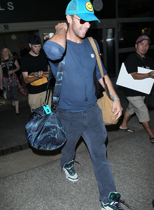 Coldplay-sångaren Chris Martin har spillt på tröjan. Coldplay-sångaren Chris Martin har spillt på tröjan.