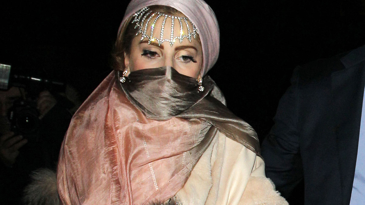 Lady Gaga dök upp med munskydd. 