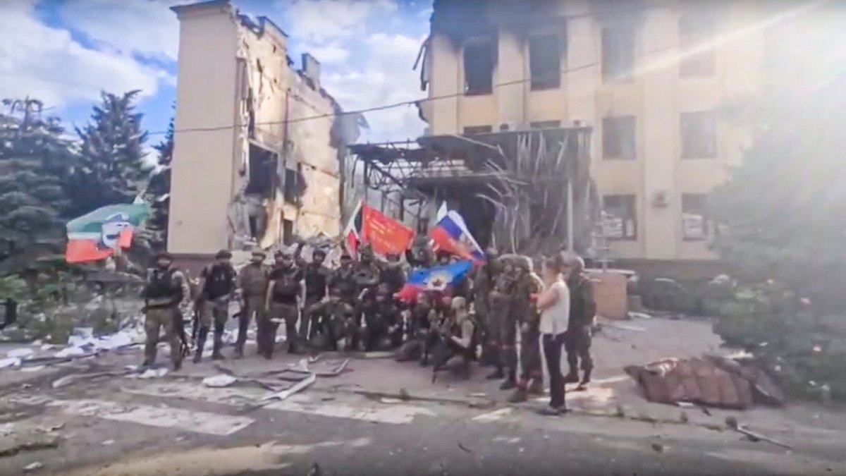 Skärmdump från video publicerad på Tjetjeniens president Ramzan Kadyrovs Telegramkanal, 2 juli, som visar ryska styrkor med tjetjenska soldater fira i Lysytjansk.
