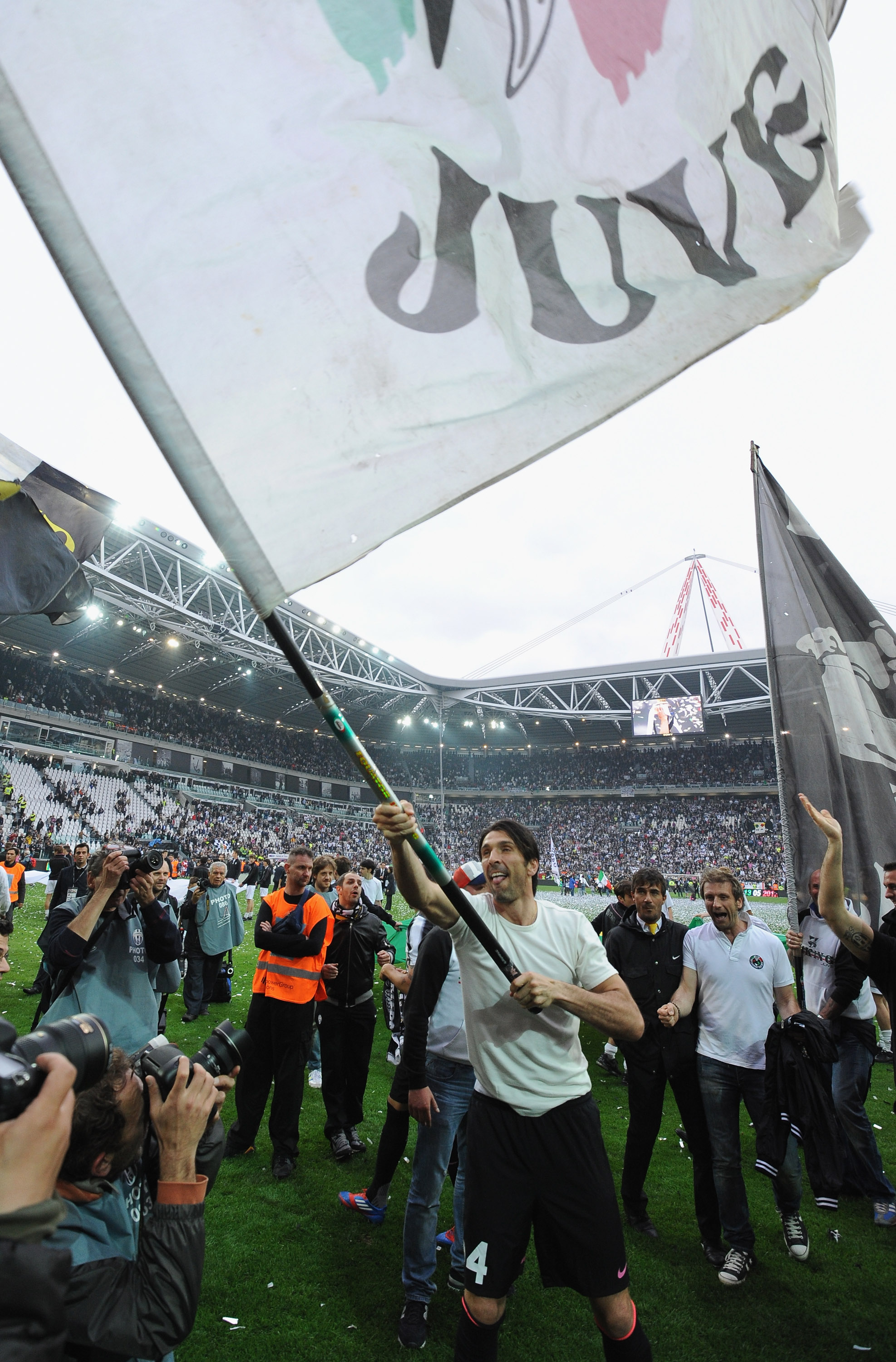 Gianluigi Buffon viftade med en stor flagga. Gianluigi Buffon viftade med en stor flagga.