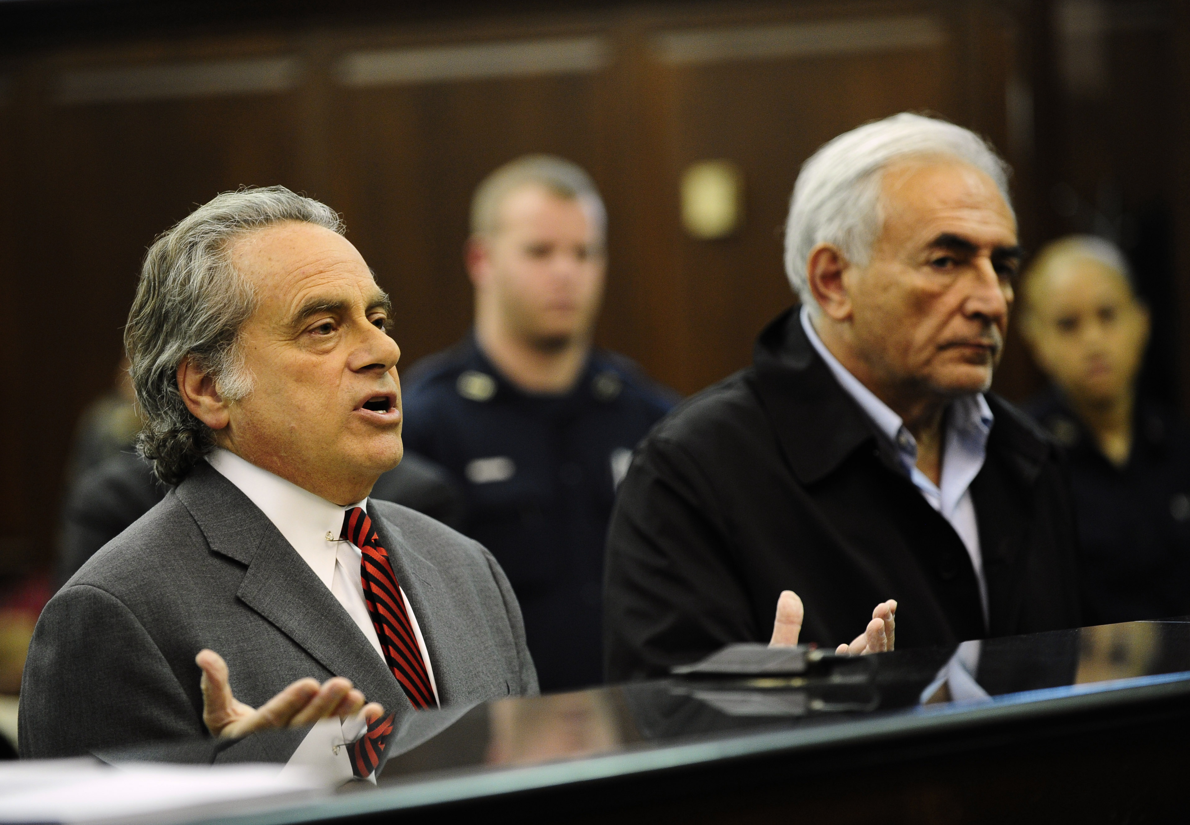 Strauss-Kahn (höger) tillsammans med sin advokat Benjamin Brafman. 