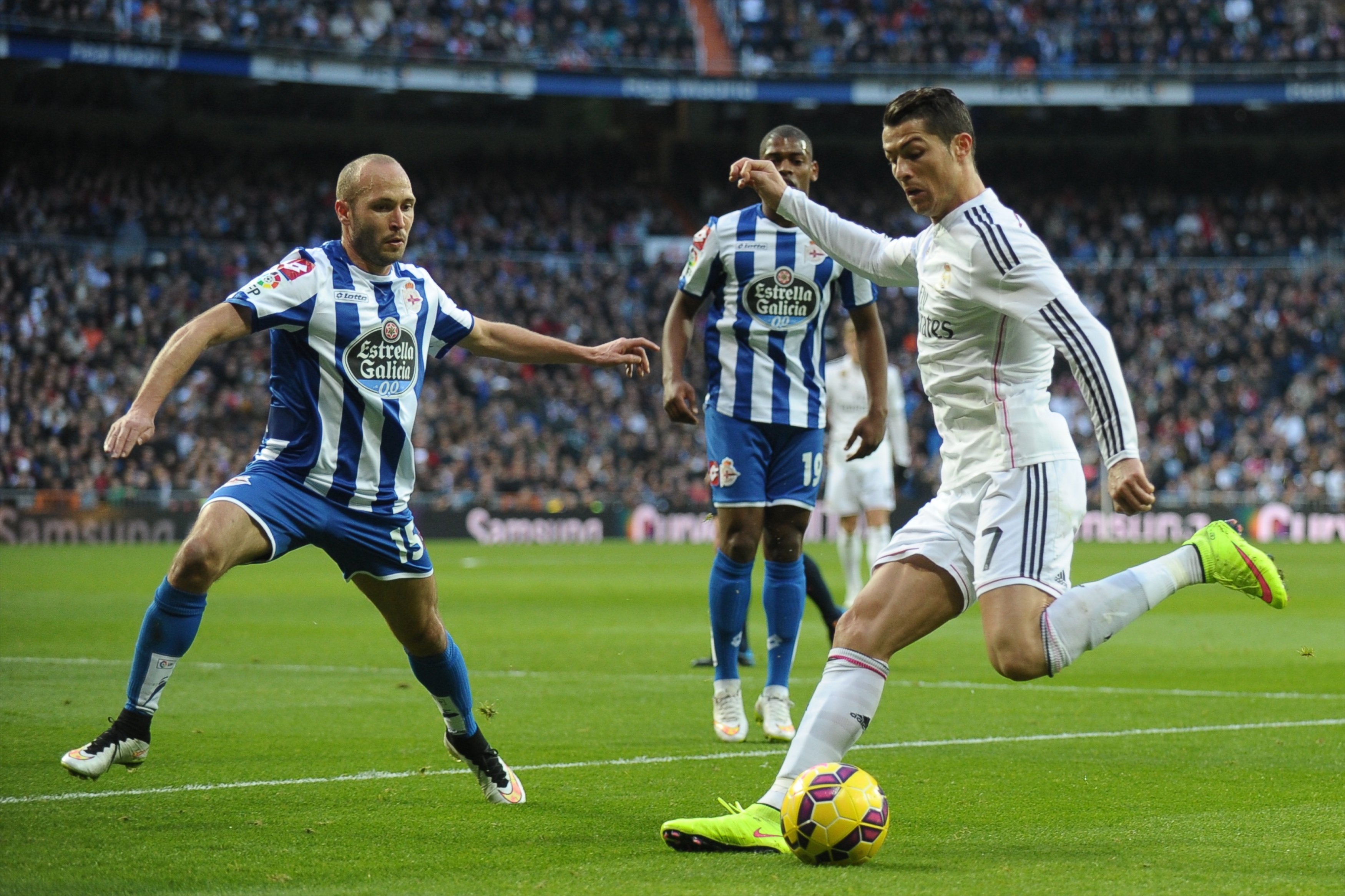 3. Cristiano Ronaldo ligger trea på listan, men ligger en bit från de två i topp. Ronaldo har tjänat ungefär 660 miljoner kronor. 3. Cristiano Ronaldo ligger trea på listan, men ligger en bit från de två i topp. Ronaldo har tjänat ungefär 660 miljoner kronor.