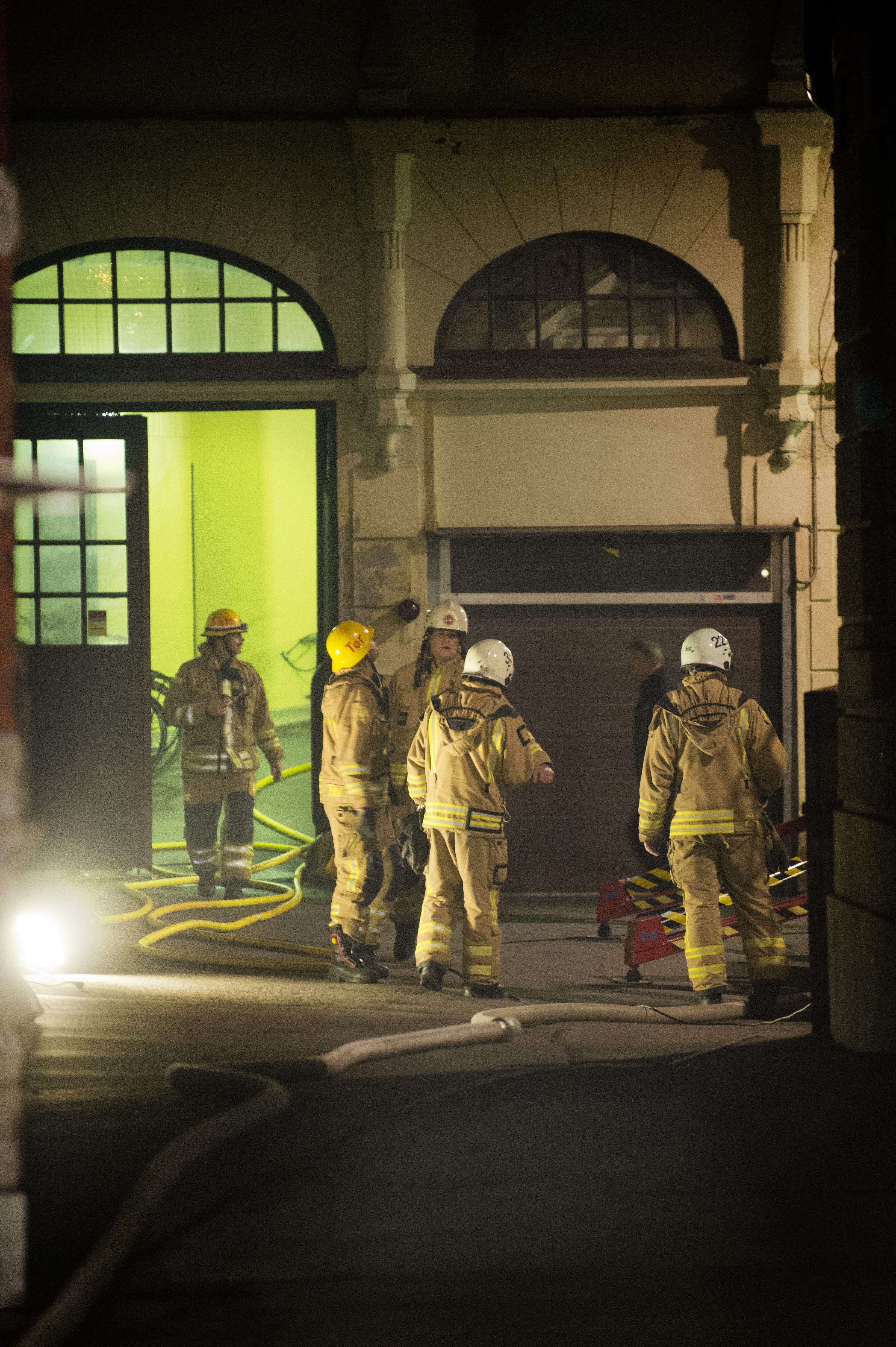 Vid kvart i fem försökte rökdykare få kontroll på brandhärdarna på vinden...