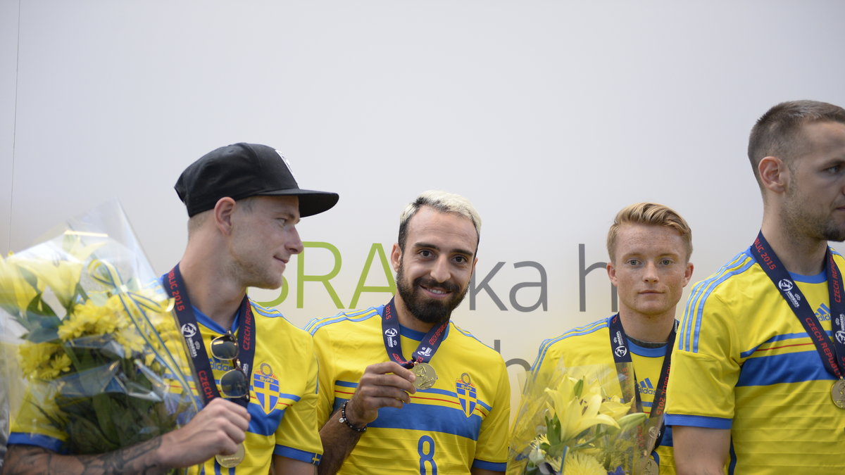 Guidetti firade guldet med resten av U21-landslaget.