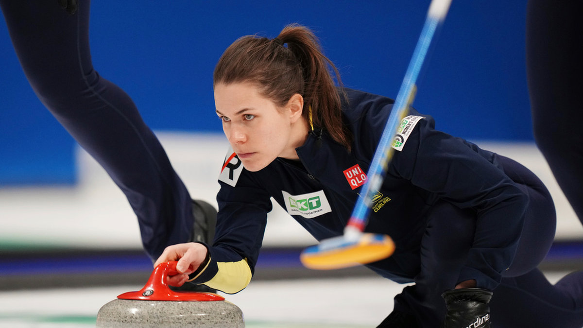 Sverige, genom lag Hasselborg, slog Danmark med 6–5 i en mycket tät match i curling-VM i Kanada och ökade chansen till slutspel betydligt. På bilden Anna Hasselborg. Arkivbild.