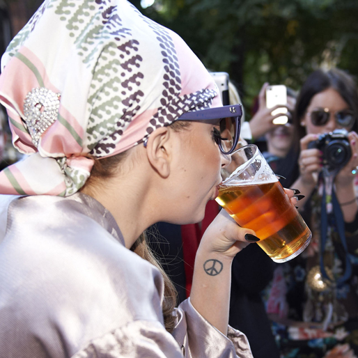 Lady Gaga smuttar på en bärs i Köpenhamn. 