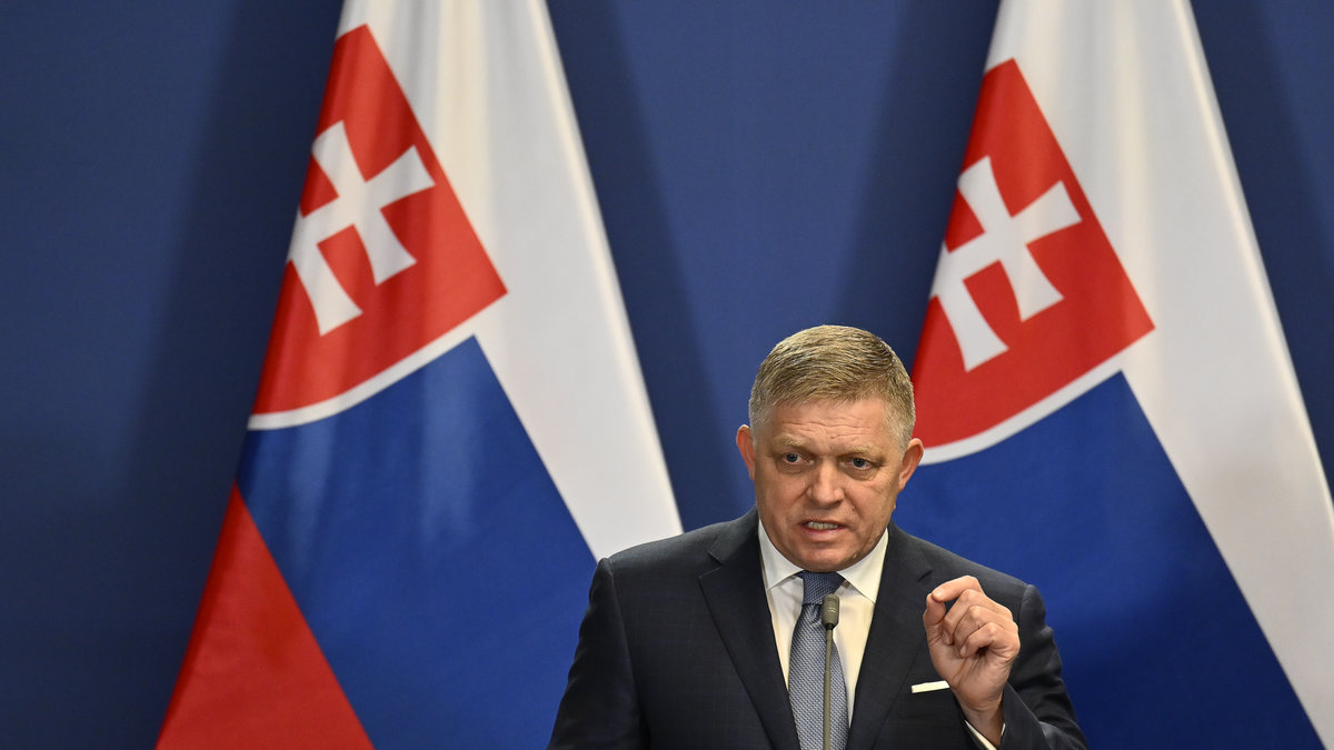 Slovakiens premiärminister Robert Fico har blivit skjuten.