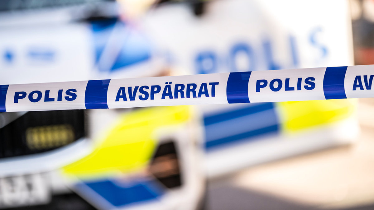 Polis har spärrat av ett område vid en bostad i Helsingborg som besköts under första maj.