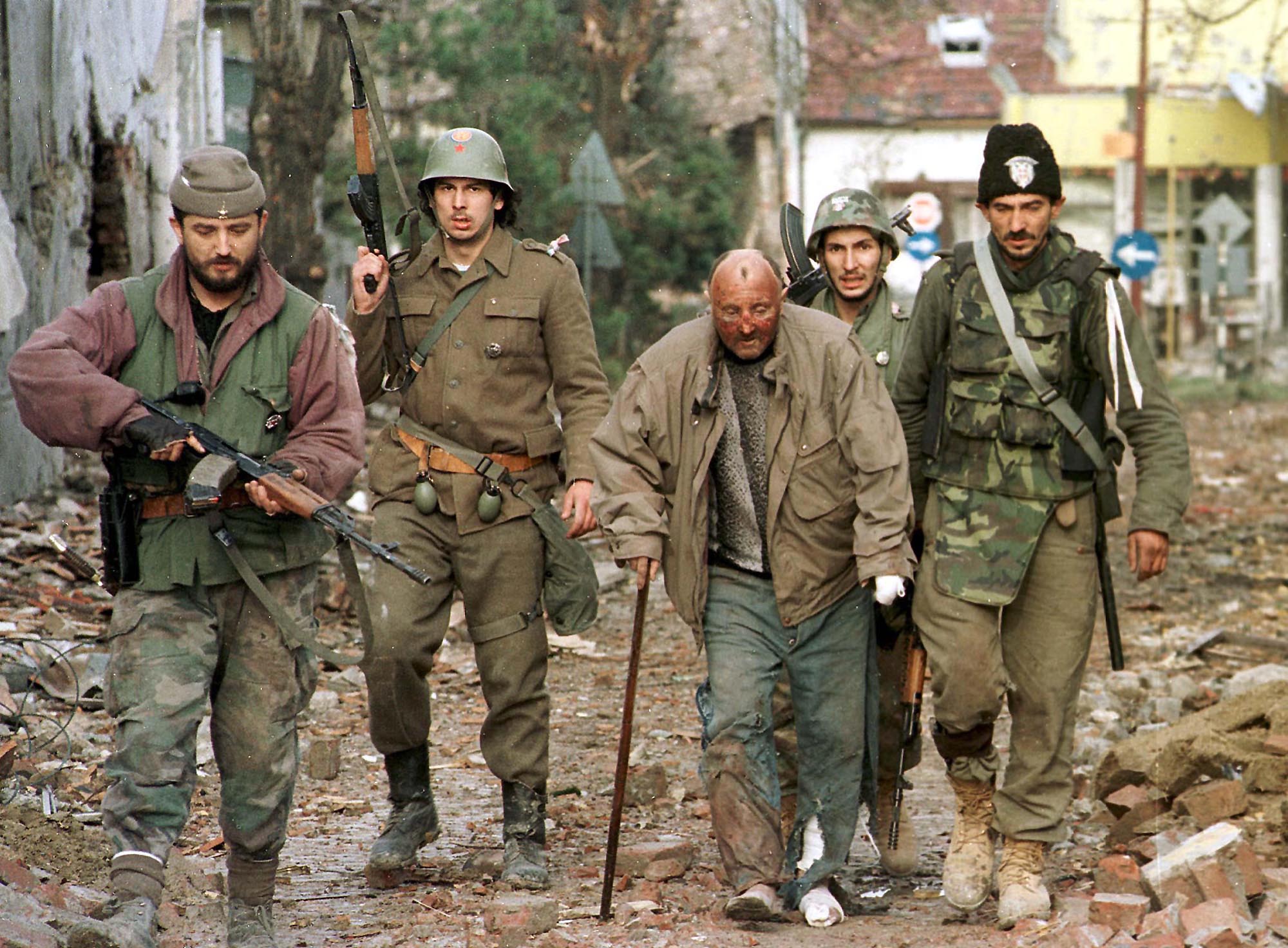 Serbiska soldater eskorterar kroatiska civila efter belägringen av staden Vukovar 1991. Enligt beräkningar stod serberna för 90 procent av krigsförbrytelserna under kriget.