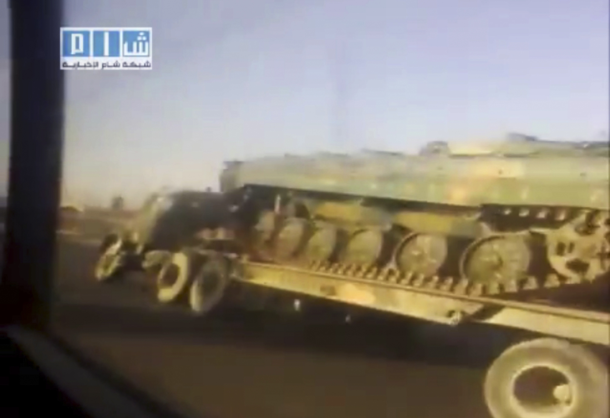 I klippet från Sham News Network ses pansarvagnar färdas söderut mot Daraa.