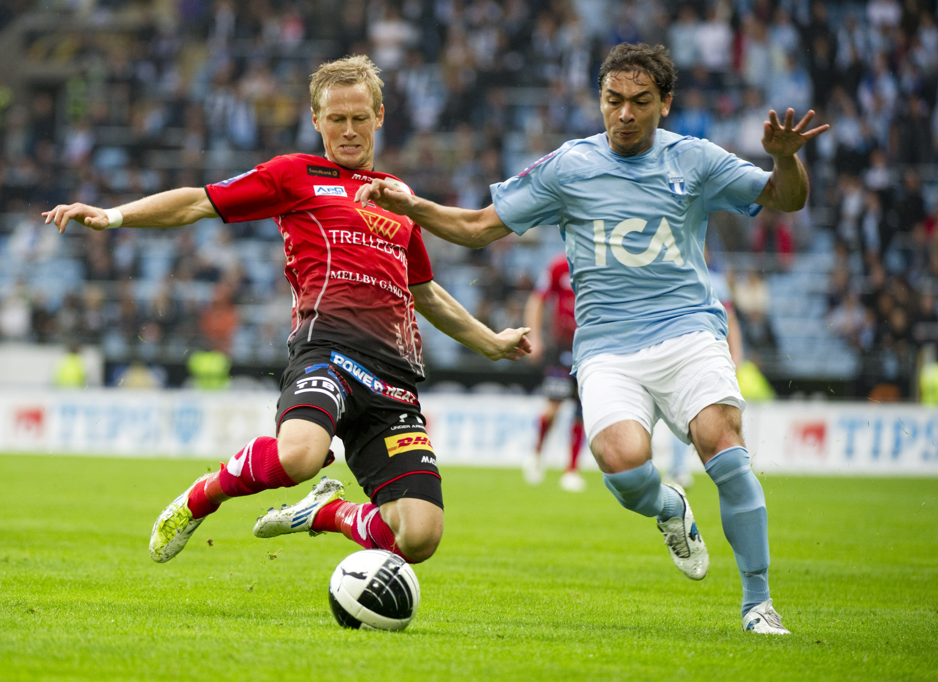 MFF:s vänsterback Ricardinho i duell med Magnus Andersson.