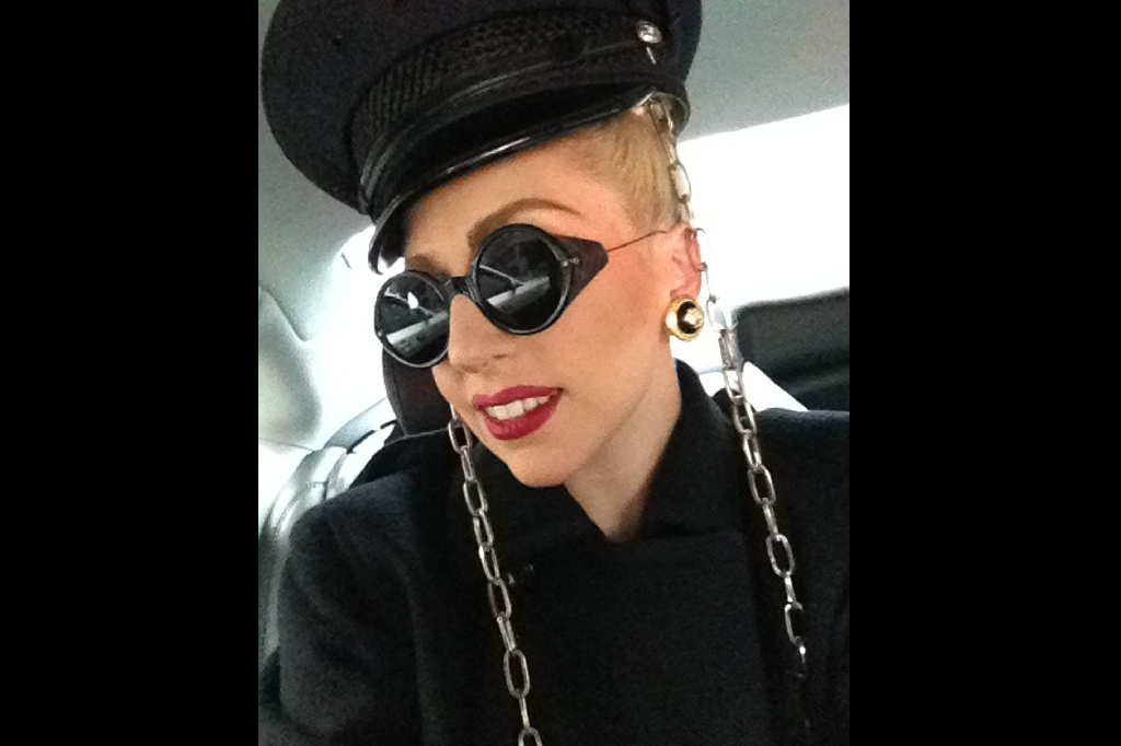 Lady Gaga har rymt från en garderob med världens fulaste kläder. Lady Gaga har rymt från en garderob med världens fulaste kläder.