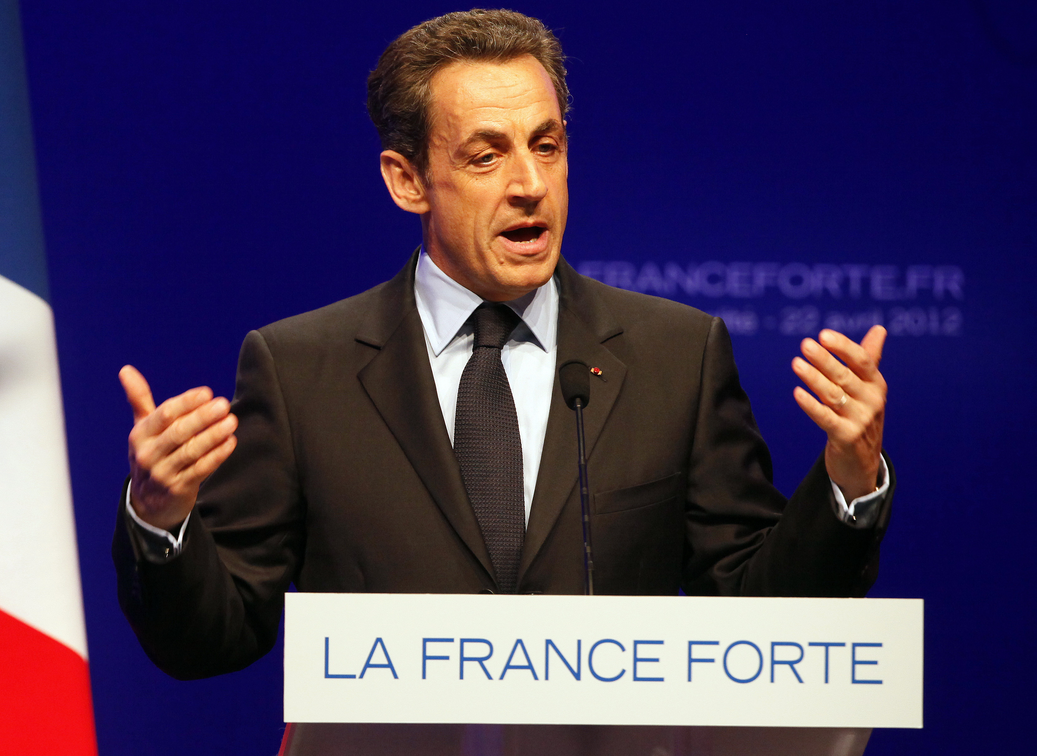Lönesänkningen ska bland annat statuera ett exempel mot förre presidenten Nicolas Sarkozy. Han ökade sin månadslön till 21 300 euro när han tillträdde 2007.