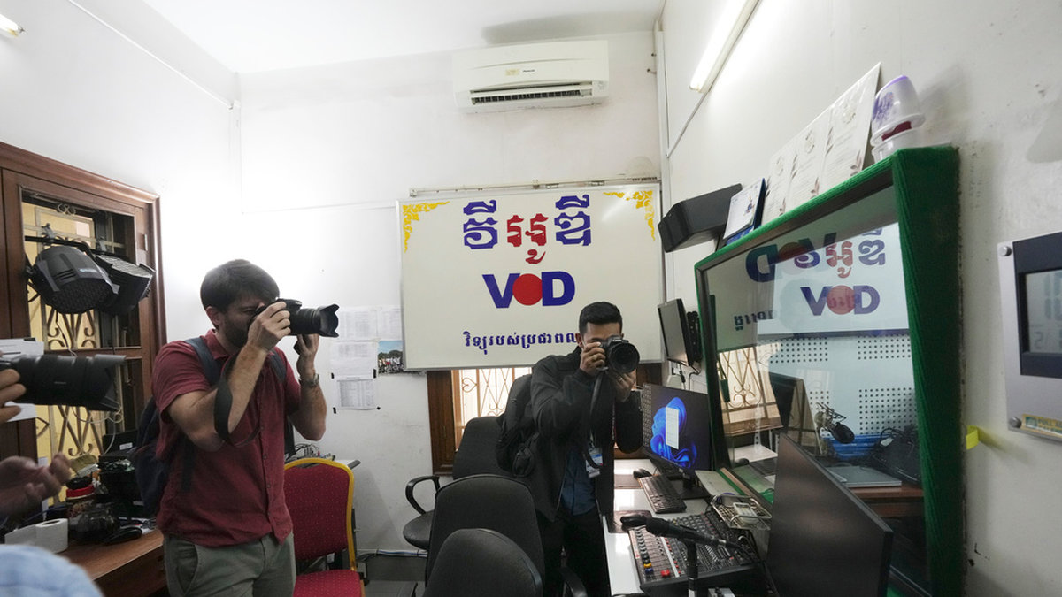 Journalister på redaktionen för Voice of Democracy (VOD) i Kambodja.
