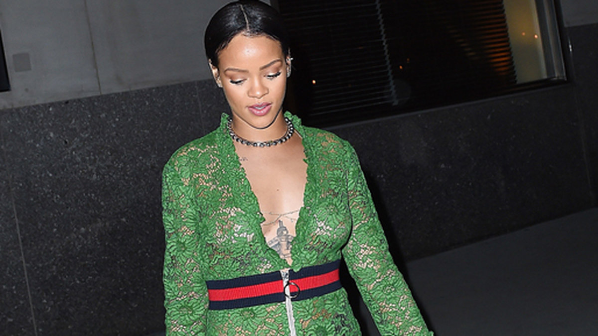 Rihanna i New York i somras – här klädd i en grön Gucci-klänning för 17 lax.