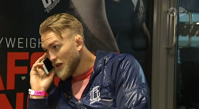 Hur störande är det egentligen när ens pojkvän inte svarar? Nej The Mauler svarar trots att han sitter mitt i en intervju. Där har ni någonting att lära er killar... Hur störande är det egentligen när ens pojkvän inte svarar? Nej The Mauler svarar trots att han sitter mitt i en intervju. Där har ni någonting att lära er killar...