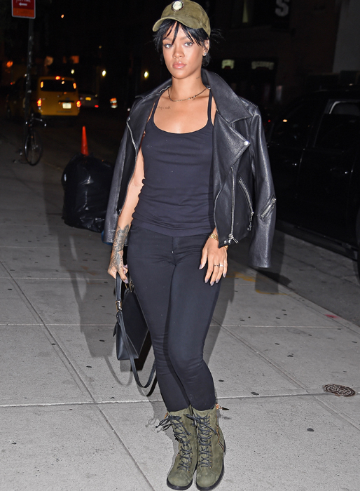 Rihanna är höstklädd med varma skor och skinnpaj. 
