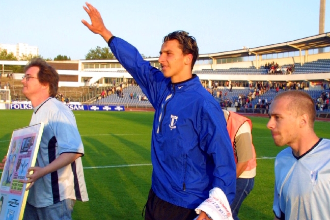 Här säger "Super-Zlatan" hej då till MFF-fansen.