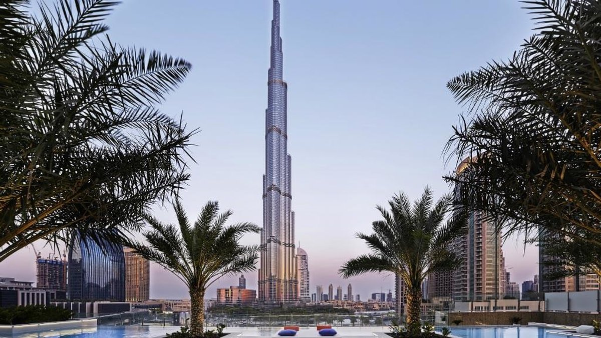 Gillar du lyx bör du besöka takpoolen på Sofitel Dubai Downtown i Dubai. Utsikten ska vara fantastisk.
