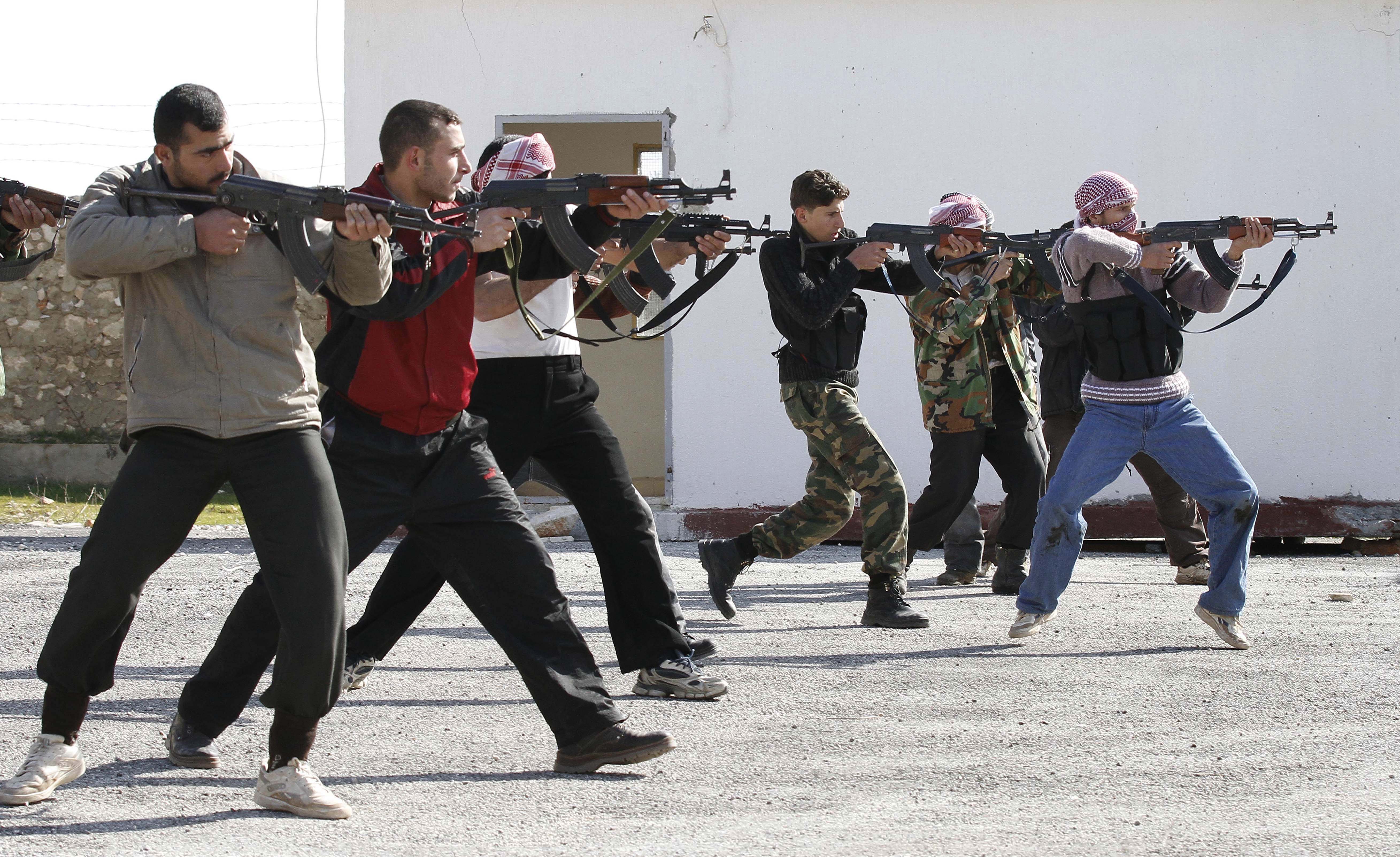 Syriska rebeller under vapenträning.