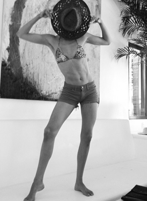 Doutzen Kroes visar också upp sin bikinikropp på Twitter. Doutzen Kroes visar också upp sin bikinikropp på Twitter.