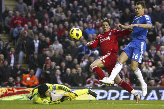 Fernando Torres gör ett av sina två mål mot Chelsea.