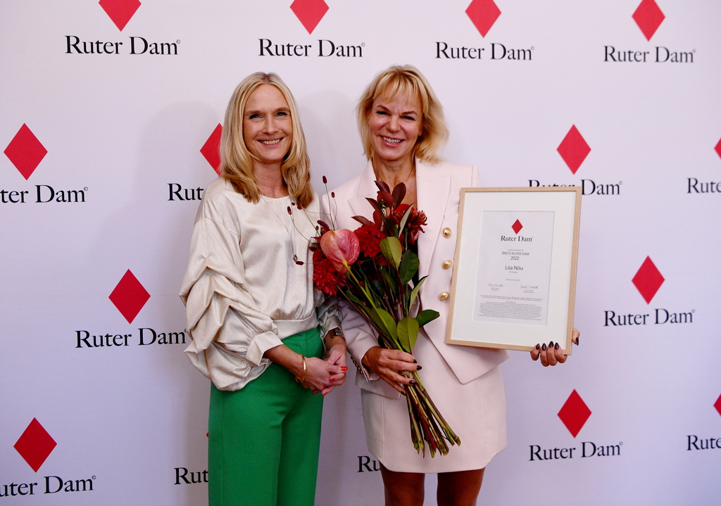 Marika Lundsten, vd Ruter Dam, tilldelar Liia Nõu, vd Pandox, utmärkelsen Årets Ruter Dam under en prisceremoni på Grand Hotel.