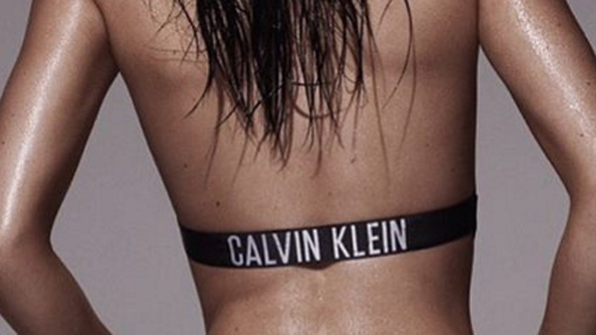 Kendall bjuder på en bild från sin Calvin Klein-kampanj.