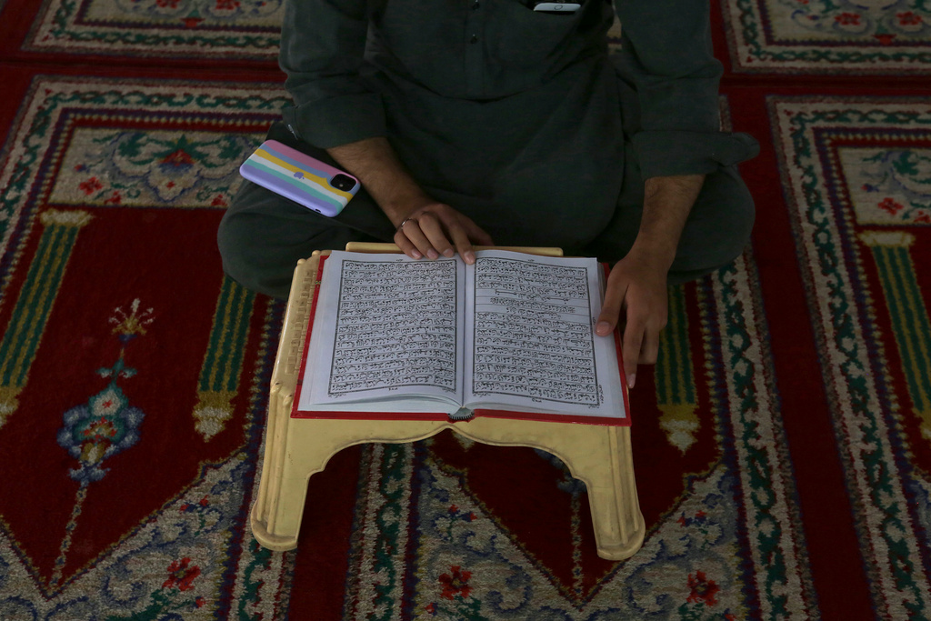 En pakistansk man läser ur Koranen. Arkivbild