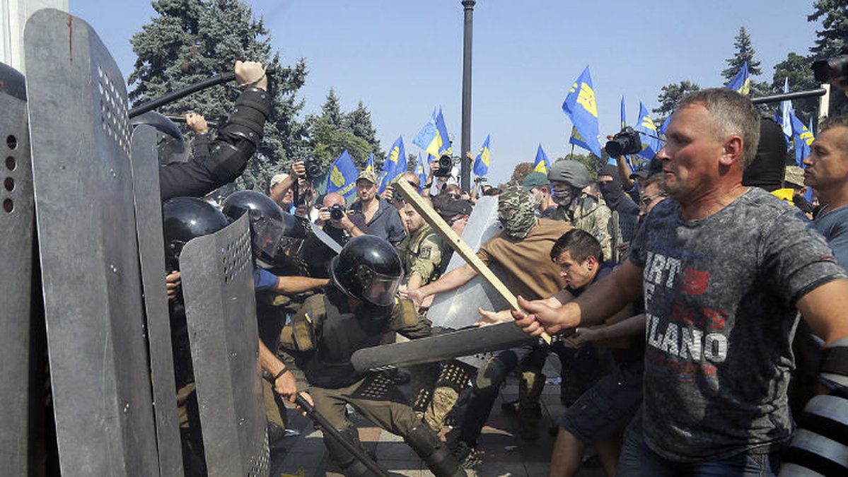 Demonstranter i sammandrabbning med polisen under en våldsam protest utanför parlamentet i Kiev, augusti 2015.