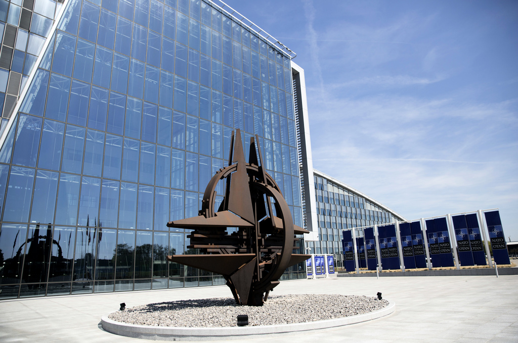 Nato-symbolen i form av en kompass framför högkvarteret i Bryssel. Arkivbild.