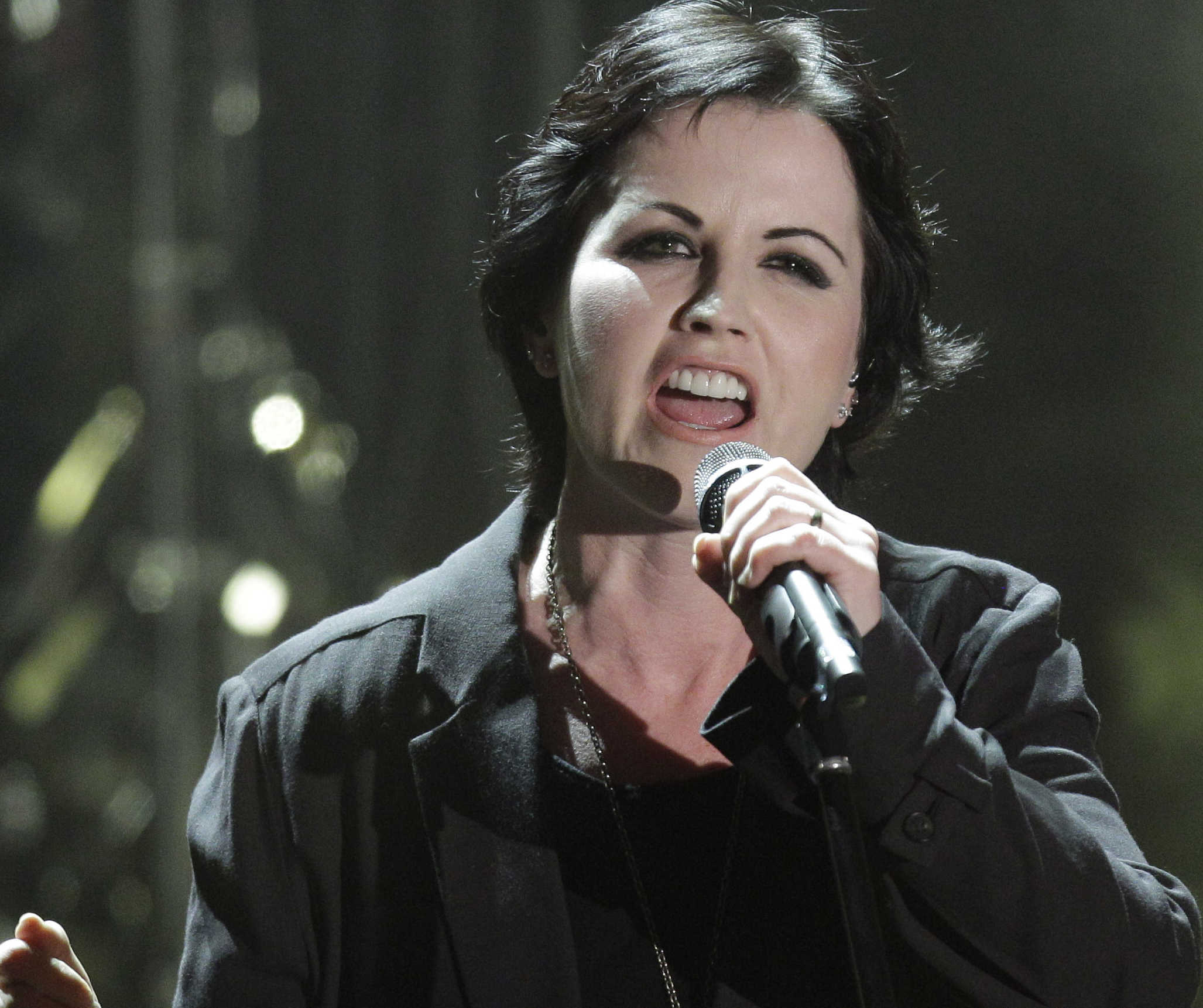 Dolores O'Riordan uppträder i Italien år 2012. Dolores O'Riordan uppträder i Italien år 2012.